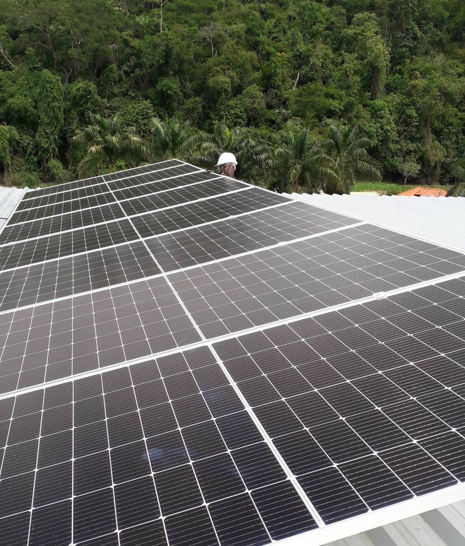 Técnico da Recarga Solar durante instalação